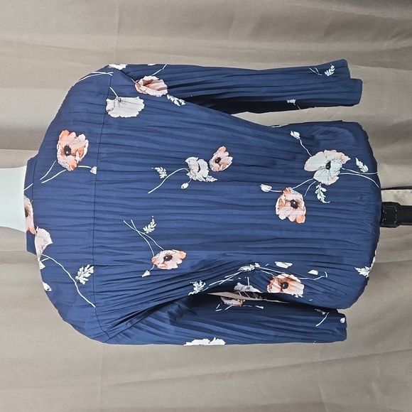 Vince navy blue Tossed Poppy 3/4 sleeve pleated blouse, size XXS - Picture 8 of 13